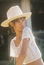 Load image into Gallery viewer, The Goldfinger - Ivory