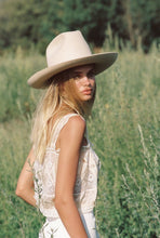 Load image into Gallery viewer, The Goldfinger - Ivory